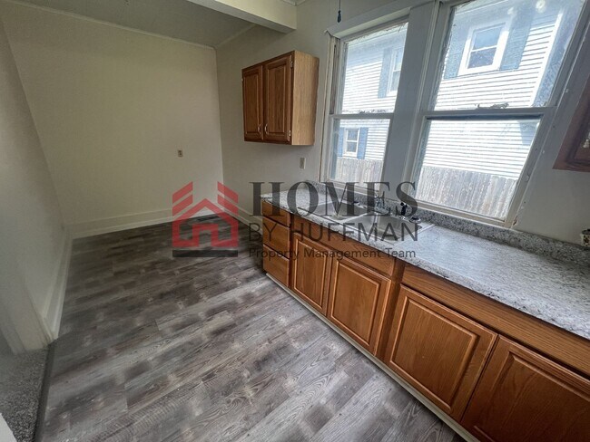 Building Photo - 818 S Barker Ave