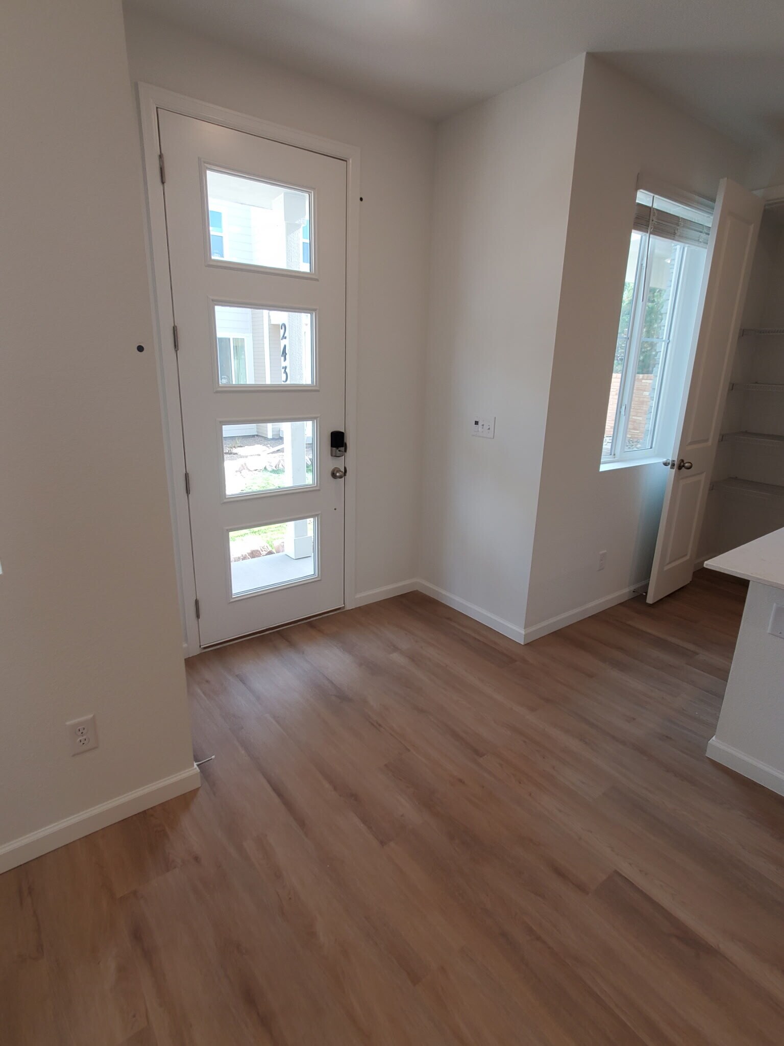 Building Photo - 2435 Vanhoutte Vw