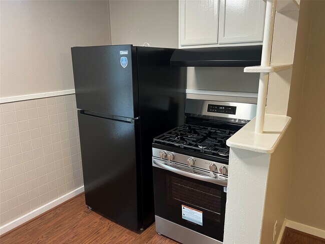 Building Photo - 220 Stiles St
