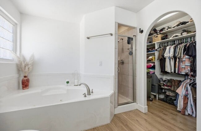 Building Photo - 930 S Indian Cir