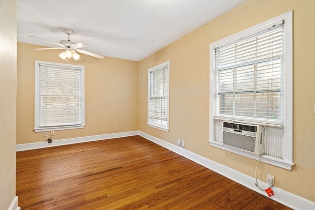 Building Photo - Rosedale Charmer - Wood Floors  - 1 BD / 1BA - W/D - Patio - Covered Parking - $1500