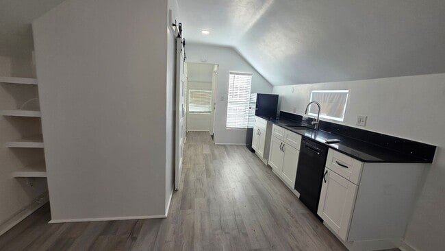 Building Photo - Norman Studio Apartment