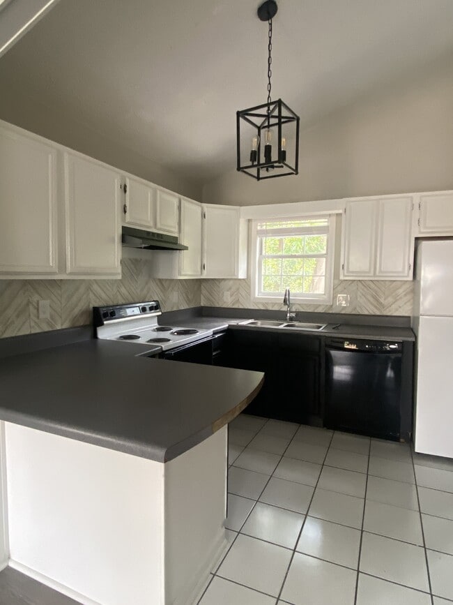 Building Photo - 145 Viking Dr