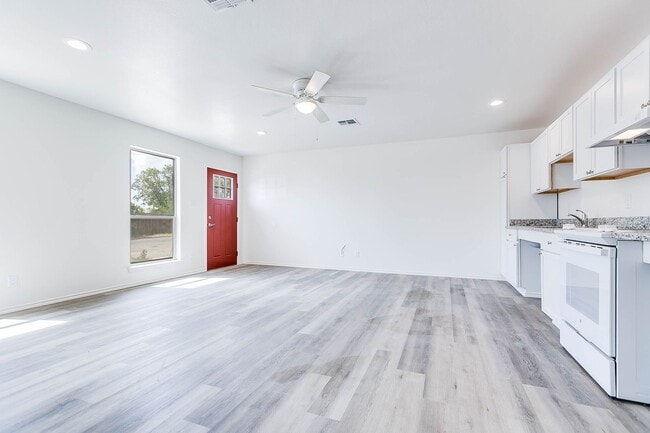 Building Photo - COMING SOON - 2 Bedroom Duplex w/ Modern F...