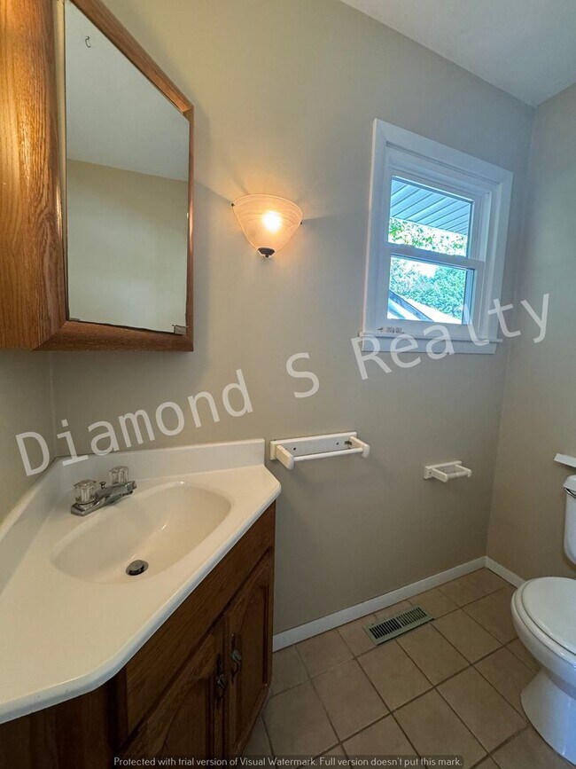 Building Photo - 3 Bedroom Home Located Near Mercy!