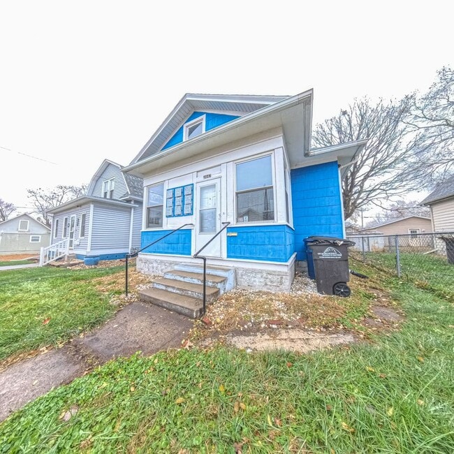 Building Photo - 2 Bedroom 1 Bathroom Fresh Carpet