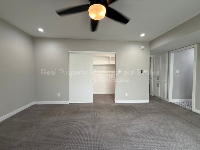 Building Photo - 606 E Royal Palm Square N