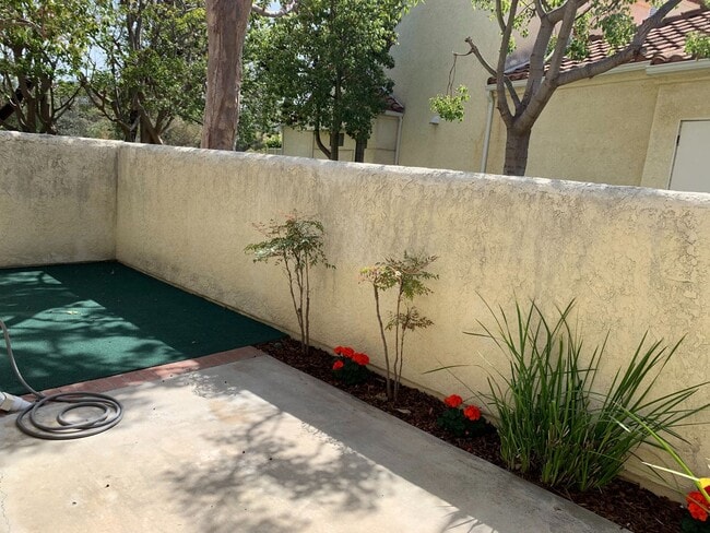 Building Photo - Light & Bright Mission Ridge Condo