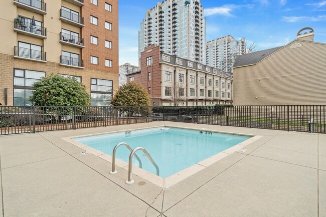 Building Photo - One Bedroom Furnished Condo in Uptown Char...