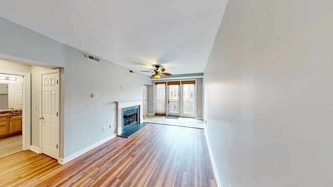 Building Photo - 718 W Trade St