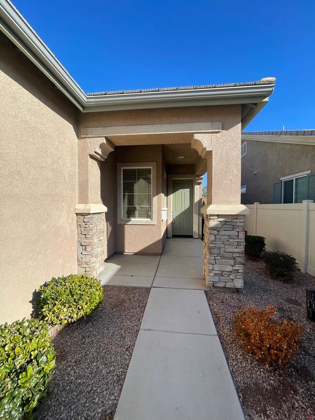 Building Photo - Apple Valley-Del Web Home, 2 Bedrooms,2 Ba...