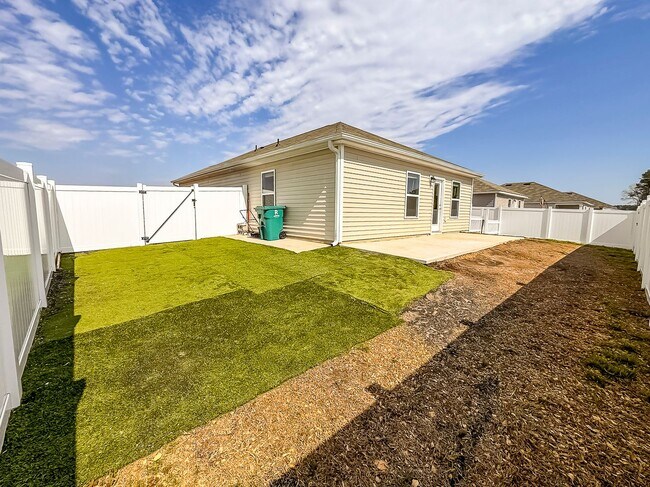 Building Photo - Upgraded 3 Bed, 2 Bath Pet-Friendly Home w...