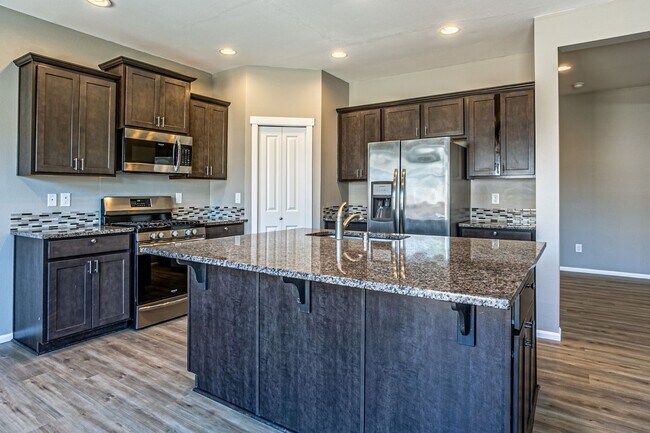 Building Photo - Beautiful 4 bedroom, 2.5 bath home in Rain...