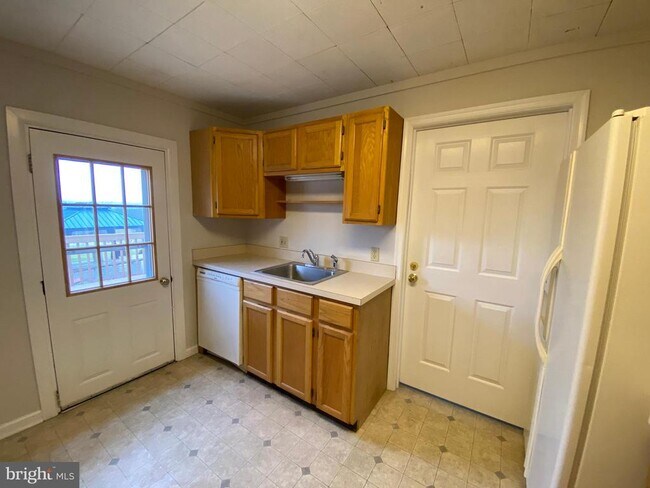 Building Photo - 2063 Hill Rd