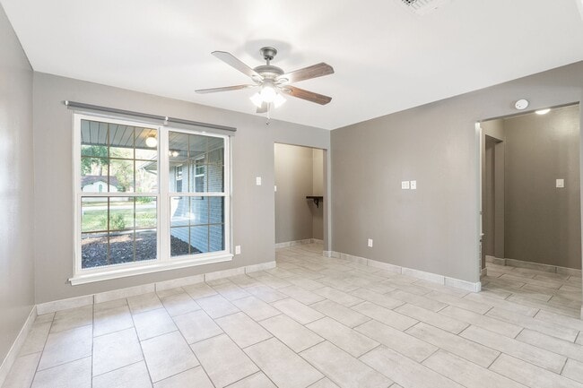 Building Photo - 3307 Roaming Woods Ln