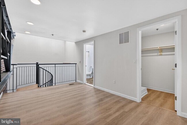 Building Photo - 36 Moore St