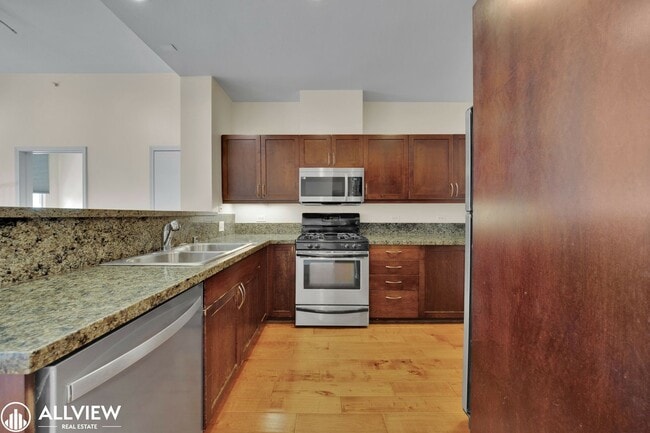 Building Photo - Location, Luxury, and Lifestyle – Top Floo...