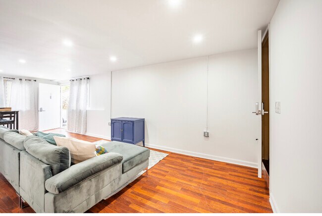 Open concept living and dining - 11 Oakview Ln