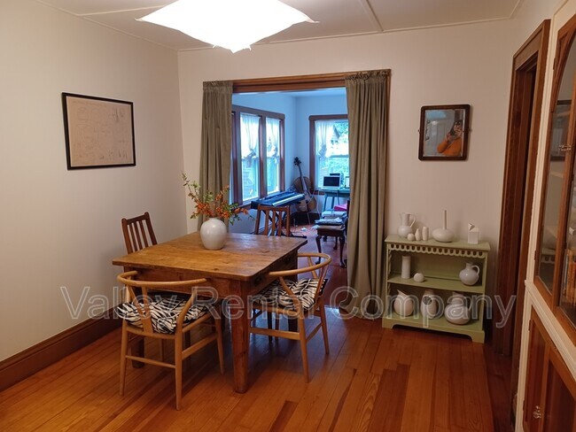 Building Photo - 323 Pelham Rd