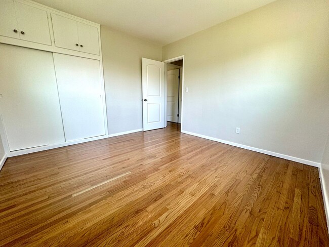 Building Photo - Charming 3 bedroom, 2 bath completely remo...