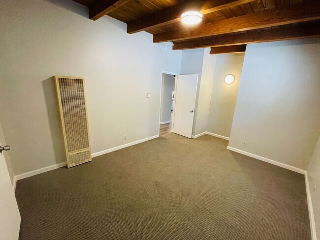 Building Photo - 2 bed 1 bath unit for rent in South Lake Tahoe