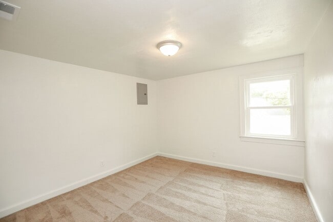 Building Photo - 4729 Pinehurst Ave