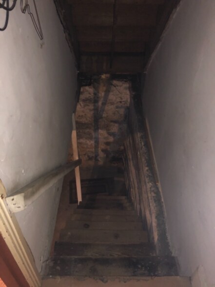 Building Photo - 742 Genesee St