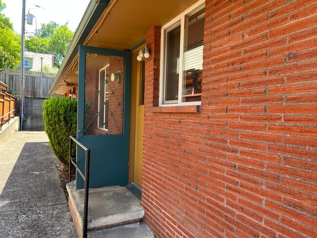 Building Photo - 1Bed/1Bath Laurelhurst Apartment