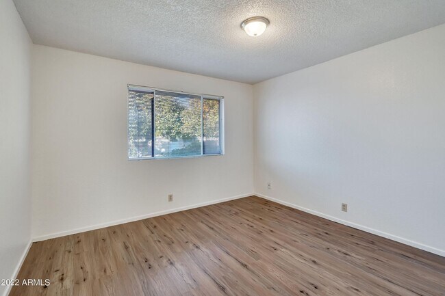 Building Photo - 1422 E Dana Ave