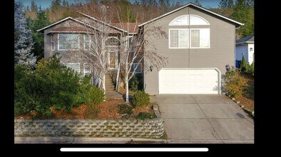 Building Photo - Beautiful Custom Home