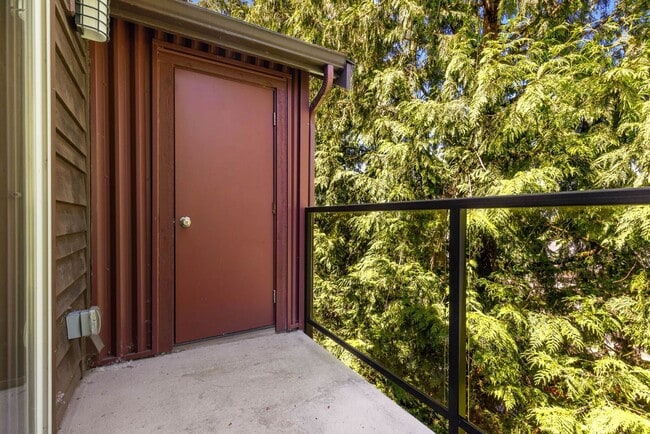 Building Photo - Updated Condo Close to Downtown Redmond and Microsoft!