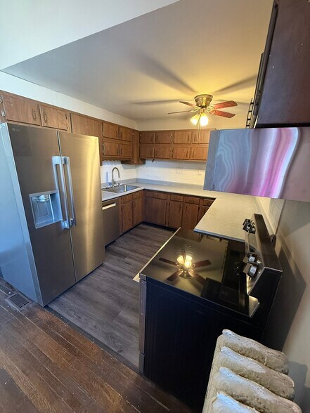 Building Photo - 907 Main St