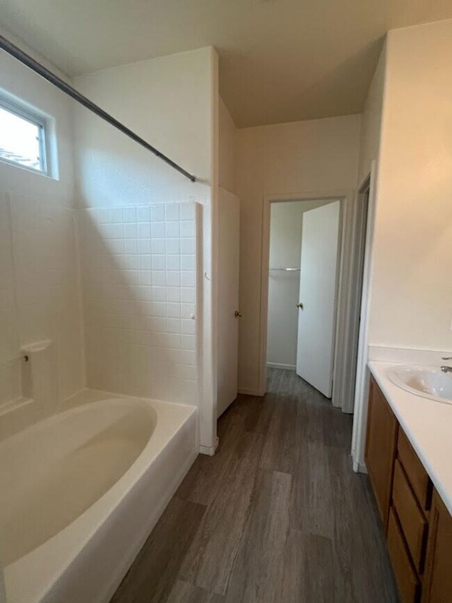 Building Photo - Great single story 3 bedroom house for rent!