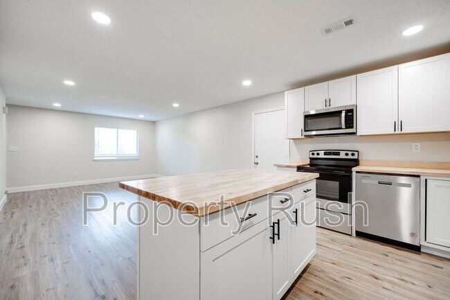 Building Photo - 2323 Green Forest Dr