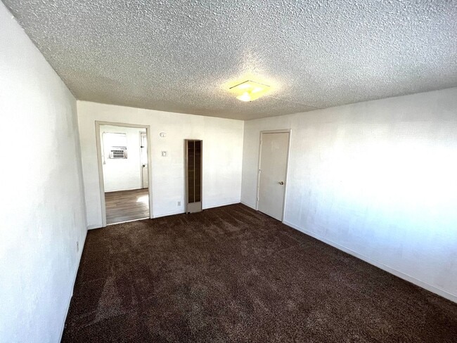 Building Photo - E 9th Duplex 1