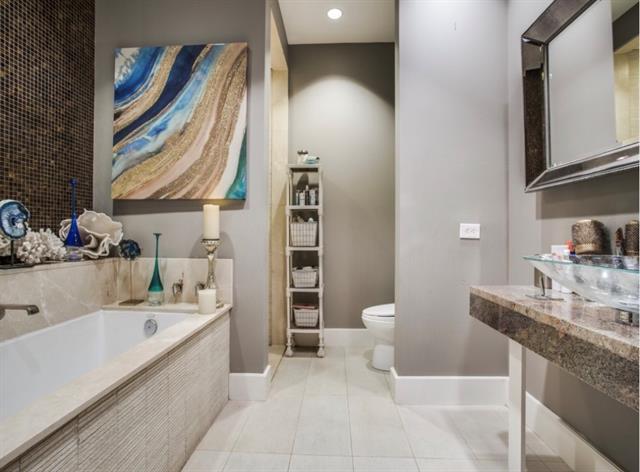 Building Photo - 2408 Victory Park Ln