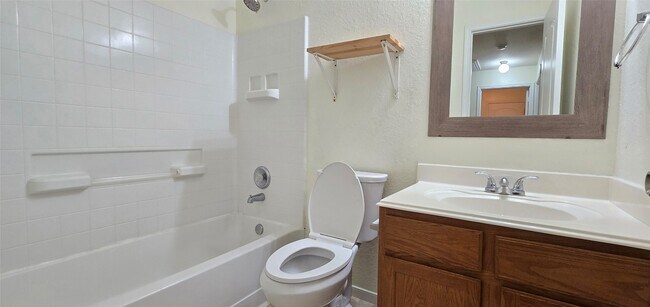 Building Photo - 15215 Benson Landing Dr