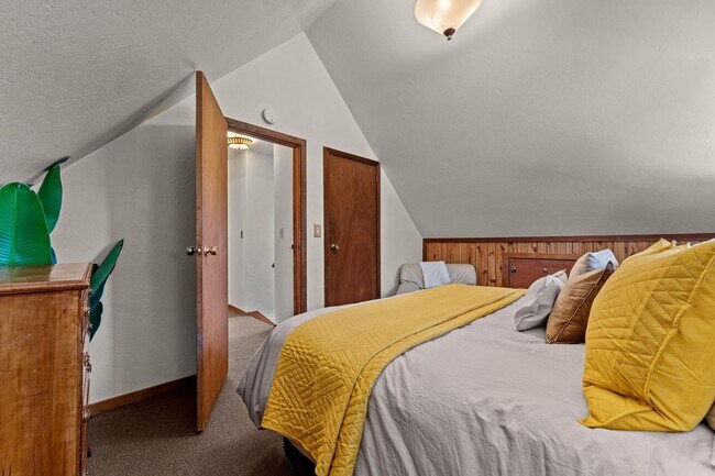 Building Photo - SKI LEASE: Hot Tub, Pet Friendly, Wood Stove