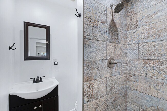 Building Photo - 3-2