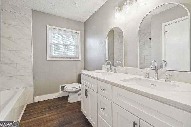 Building Photo - 2419 Greenway Dr