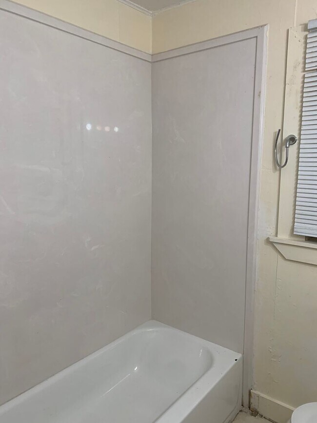 Building Photo - 2 bedroom house in Midtown accross the street from Denton Park!