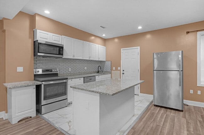 Building Photo - 3 bedroom 1.5 bathroom in Central Park Heights - Poor Credit Considered