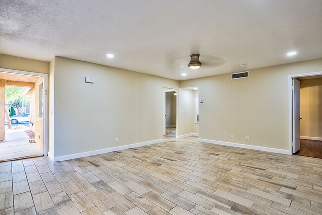 Building Photo - Fantastic 3 bed condo