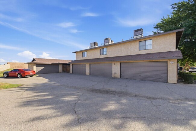 Building Photo - $1,000 Off First Month's Rent | 3-Bedroom Home with Detached 2-Car Garage, Fireplace & Private Patio
