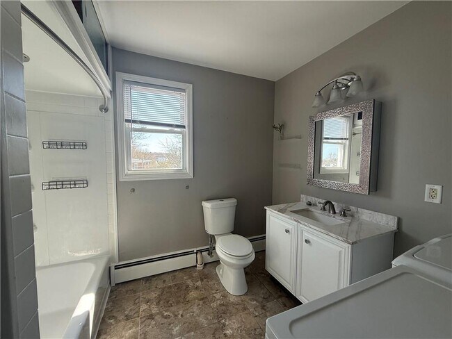 Building Photo - 10 Knight St