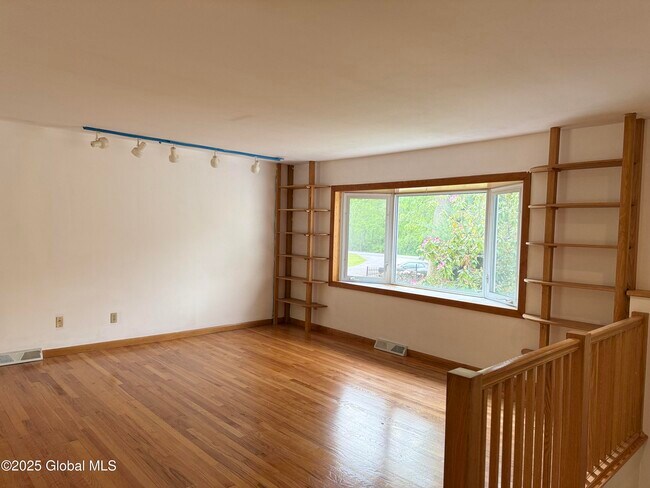 Building Photo - 1565 Crescent Rd