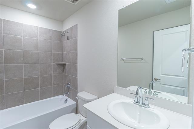 Building Photo - 2210 Gustavus Dr