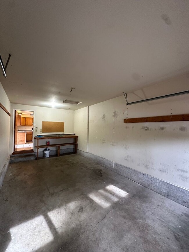 Building Photo - Three bedroom Westside home near OSU Cascades!