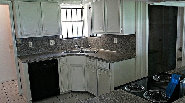 Building Photo - Cozy 4 bedroom/ 2 bath/2 car garage home in Briargate