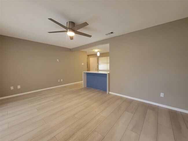 Building Photo - 4724 Laurel Ln